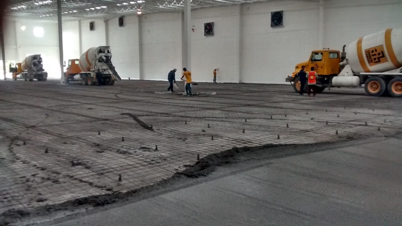 Colado de piso industrial con concreto premezclado de Concretos Técnicos de México